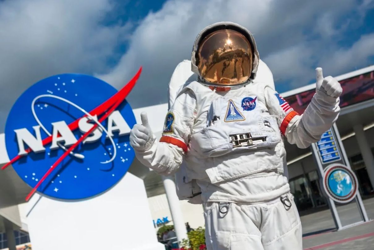 El éxito del Logotipo de la NASA que también triunfa en la Moda y el Merchandising