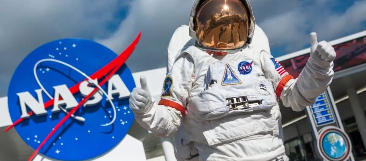 El éxito del Logotipo de la NASA que también triunfa en la Moda y el Merchandising