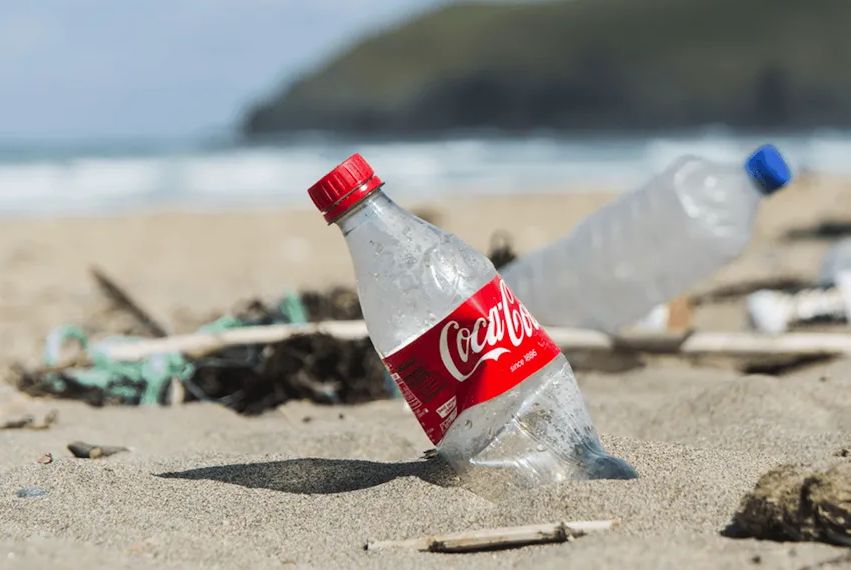 Las grandes marcas: responsables de la contaminación plástica en todo el mundo, especialmente en islas remotas