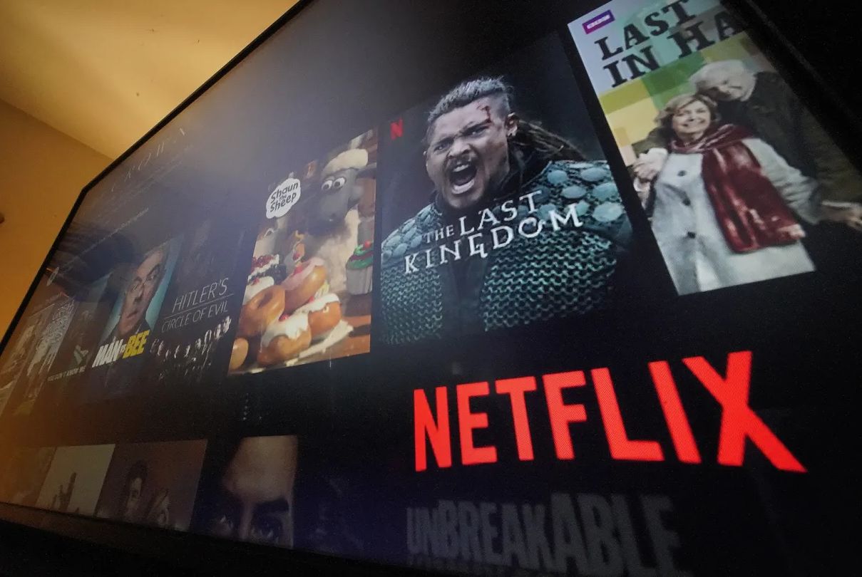 Netflix se ve obligada a reducir drásticamente sus tarifas publicitarias para atraer a anunciantes y la culpa es de Amazon
