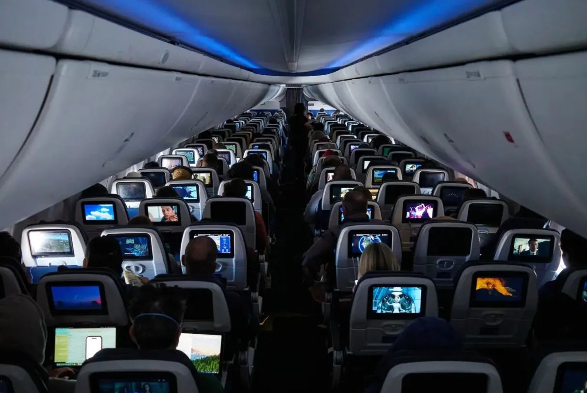 Los pasajeros de United Airlines verán publicidad y anuncios personalizados en las pantallas de los respaldos de los asientos