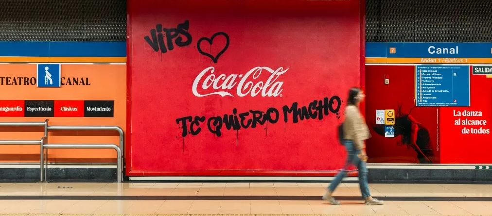 VIPS le declara su amor a Coca-Cola interviniendo sus anuncios