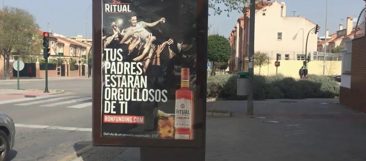 Adiós a la publicidad de alcohol en zonas frecuentadas por menores. Bares y restaurantes no podrán exhibir logos ni marcas de alcohol cerca de colegios e institutos