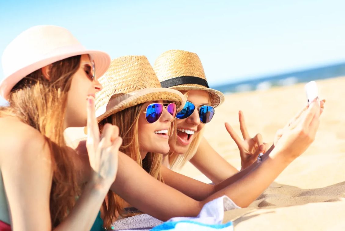 Millennials y Gen Z: cómo el hype en redes sociales transforma sus vacaciones