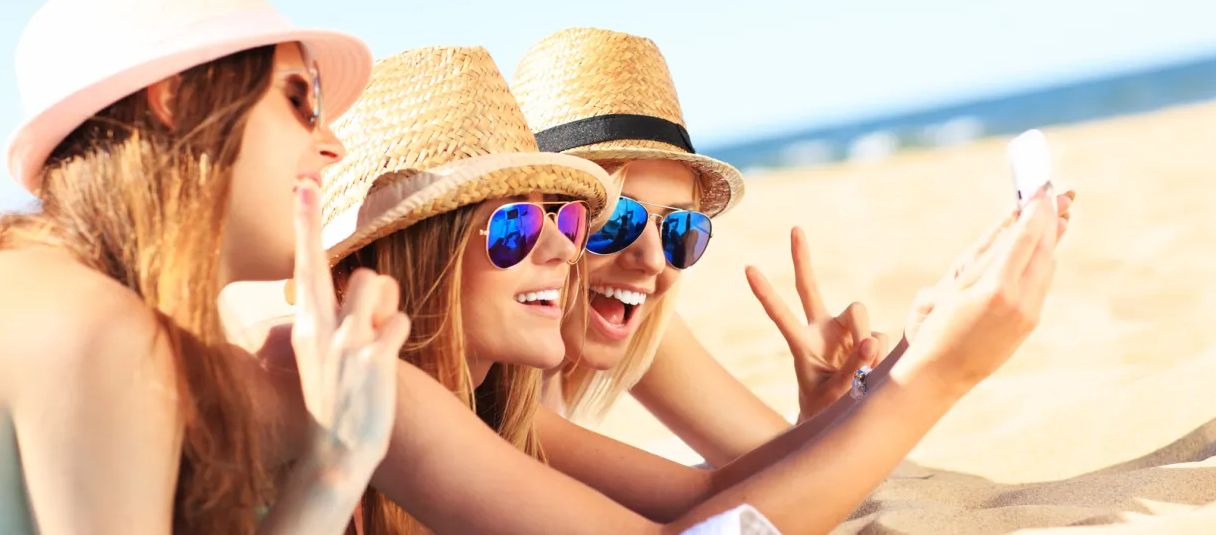 Millennials y Gen Z: cómo el hype en redes sociales transforma sus vacaciones